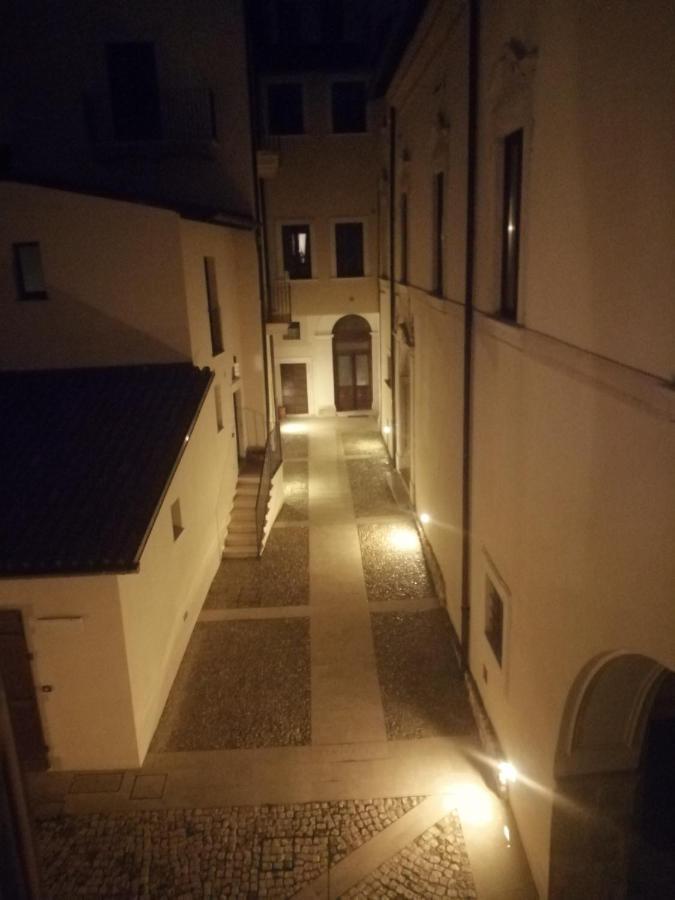 B&B Bone Novelle Dimora Storica Palazzo Zuzi Λ' Άκουιλα Εξωτερικό φωτογραφία