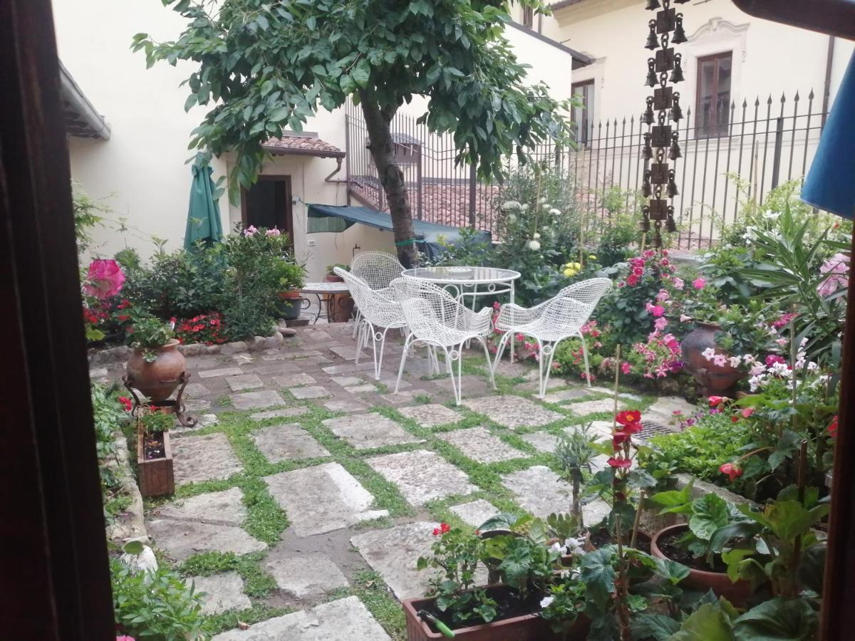 B&B Bone Novelle Dimora Storica Palazzo Zuzi Λ' Άκουιλα Εξωτερικό φωτογραφία